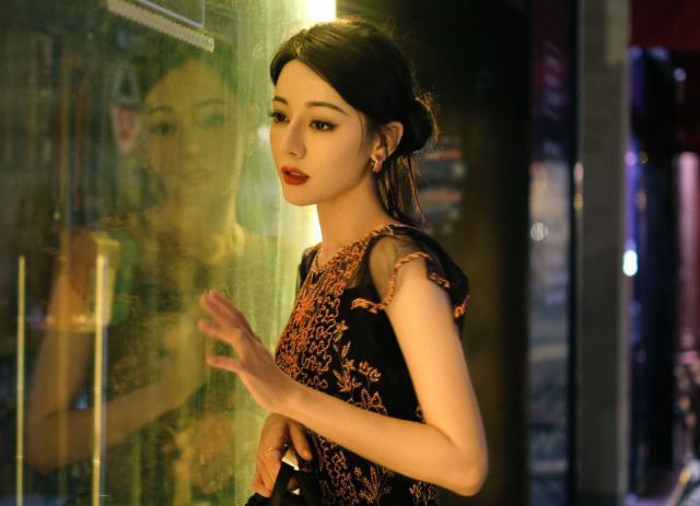 杨紫和迪丽热巴粉丝开撕，一场因时装周引发的骂战