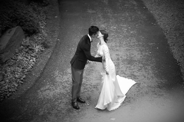 他超爱！YG艺人连发三条动态庆祝与妻子的结婚纪念！