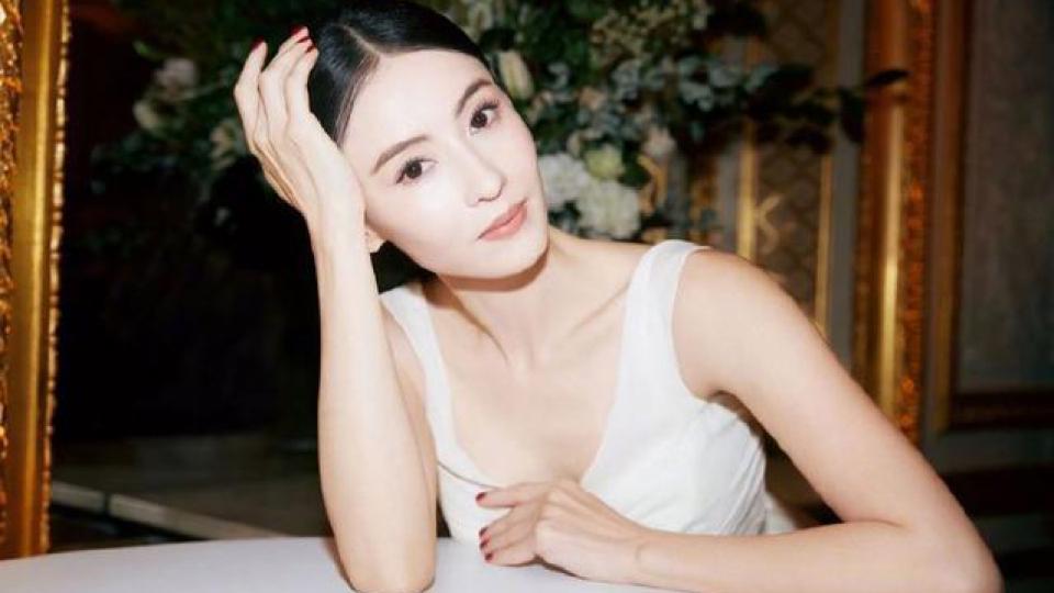 张柏芝白色吊带裙简约大气 优雅松弛美得毫不费力