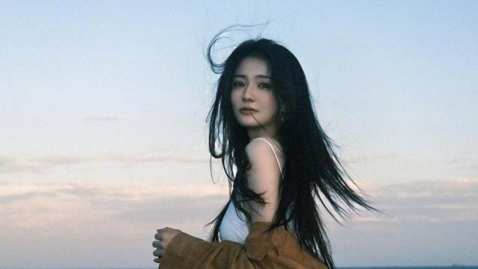 徐璐穿吊带小白裙身材好 发丝飞舞气质清冷