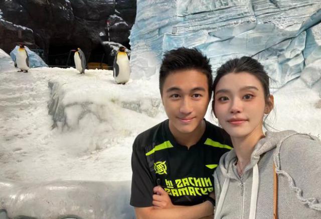 奚梦瑶晒与何猷君亲密合影 夫妻俩一起看企鹅超甜