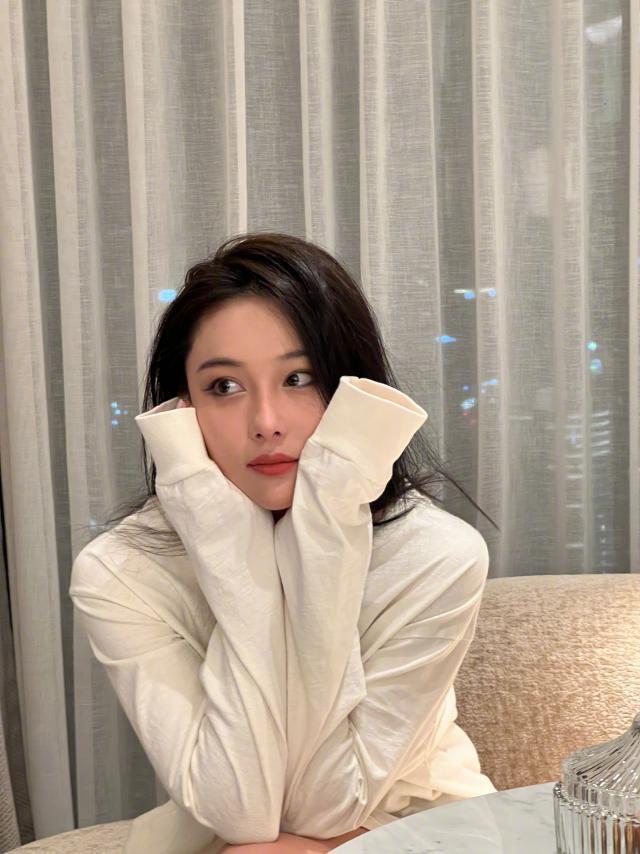 张馨予穿白衣清新简约 双手捧脸显乖巧