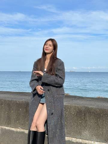 沈梦辰穿热裤大秀美腿 在海边笑容甜美