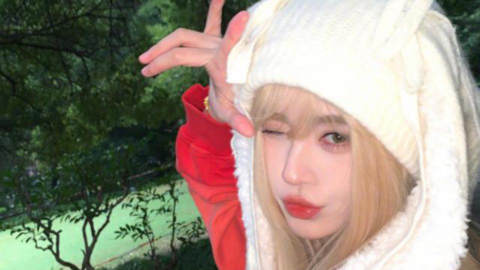 鞠婧祎披金发戴针织帽 对镜wink鬼马可爱