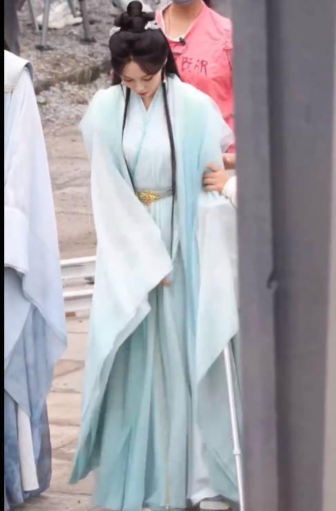 唐嫣《念无双》最新路透 拄着拐杖坚持拍摄