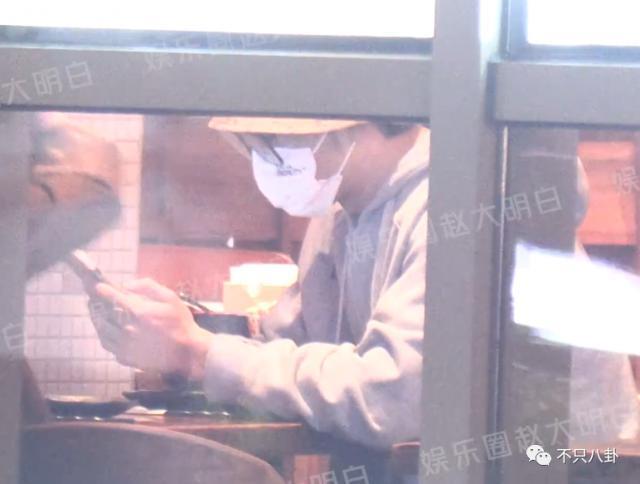 偷偷谈恋爱一年了，女友还是超级白富美？