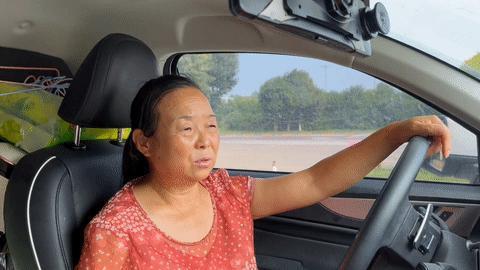 到底是谁在打压她？