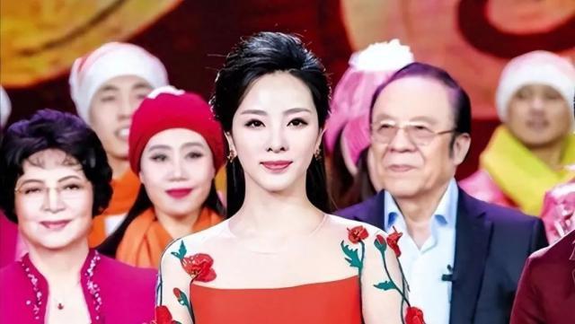 36岁李思思从央视辞职?！嫁普通人生俩娃，疑似转行当“网红”