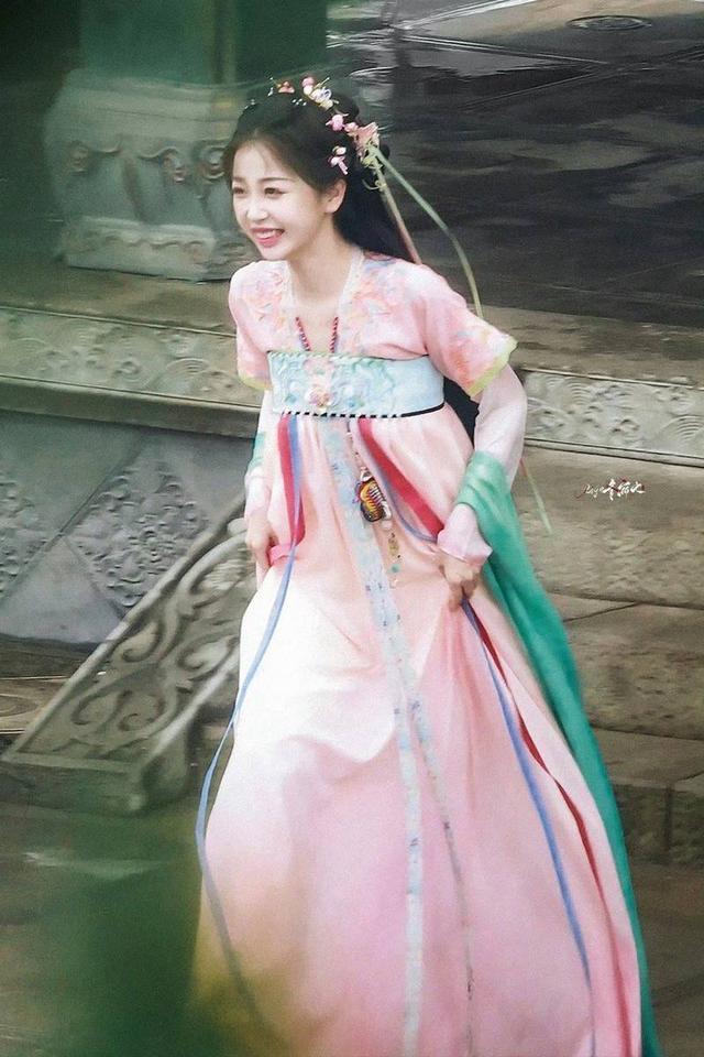 虞书欣《永夜星河》路透曝光 粉色古装飘逸又灵动