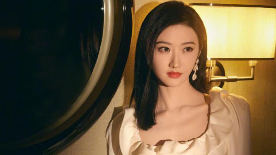 景甜穿白衬衫配黑裙 戴珍珠耳饰优雅迷人