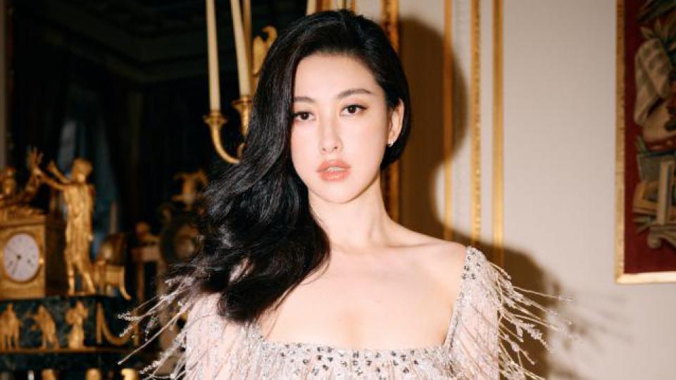 朱珠穿透视裙身姿曼妙 披卷发魅力满分