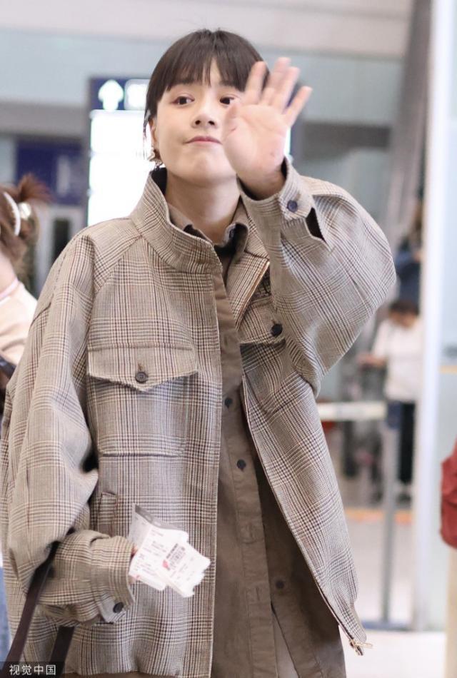 马思纯美拉德风造型现身机场 笑容满面状态佳