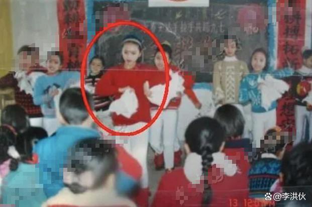 春晚舞台上最年轻女主持李思思，辞掉央视铁饭碗将何去何从？