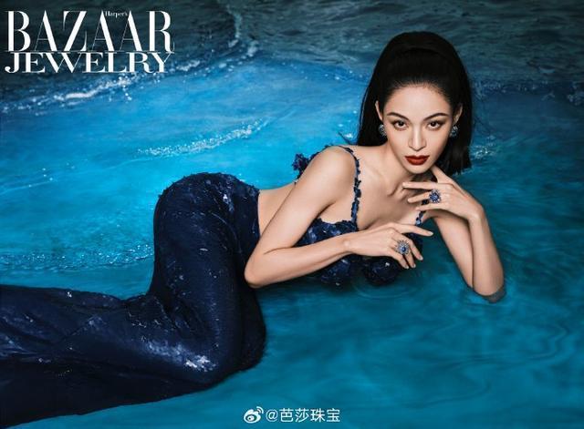 钟楚曦珠宝封面大片释出 穿抹胸礼服大秀傲人曲线