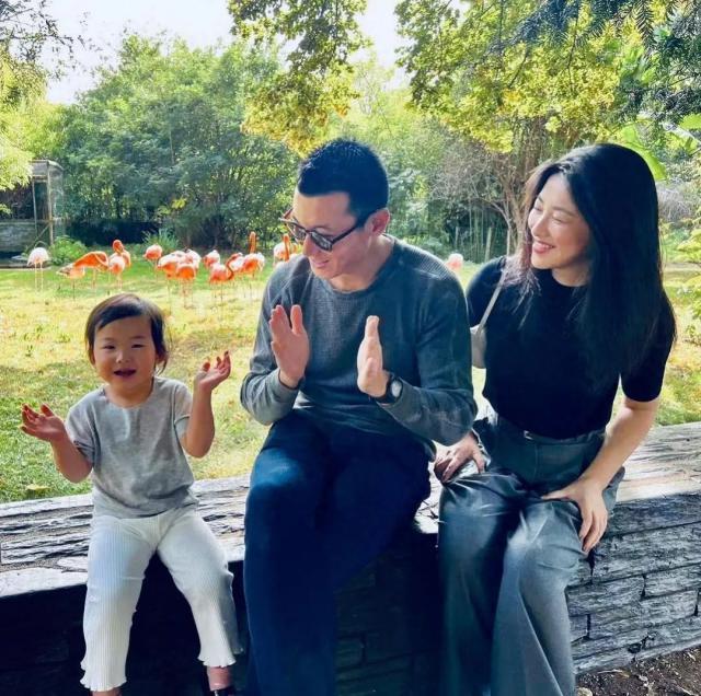 朱珠分享全家巴黎旅行照，与老公出席高档宴会，女儿气场不输超模