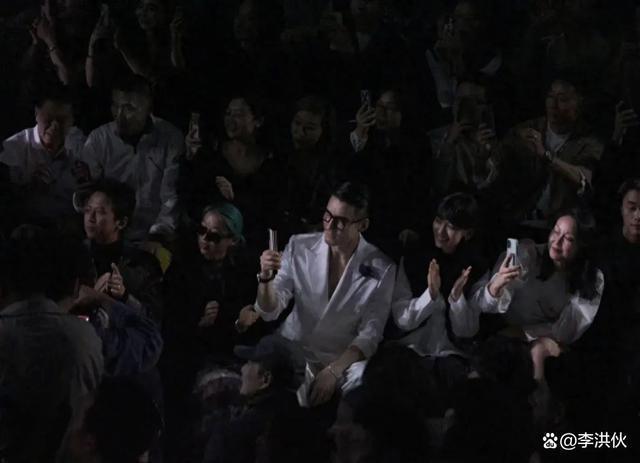 前男友罗中旭身陷丑闻，瞿颖T台走秀气场强，胡兵台下欣赏