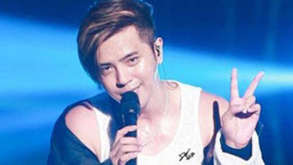 罗志祥现身加拿大巡演晒化妆照 化妆师肤白貌美