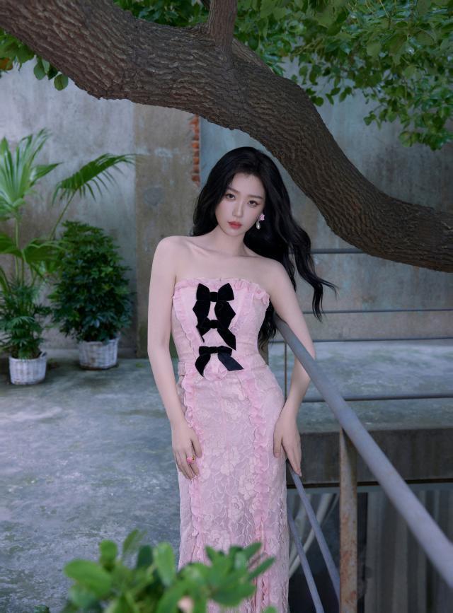 虞书欣穿粉裙勾勒完美身材 凹造型气场全开