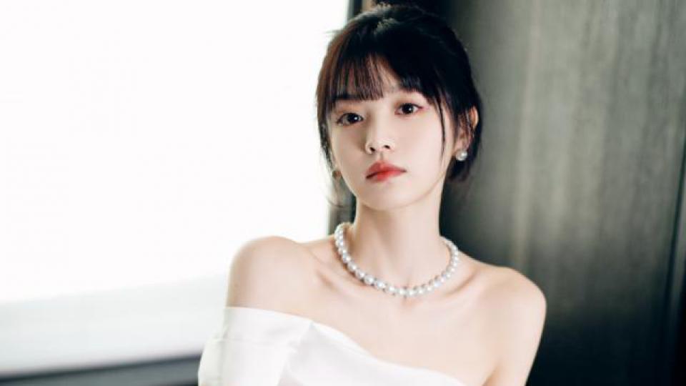 田曦薇穿露肩白裙戴珍珠项链 笑容甜度爆表