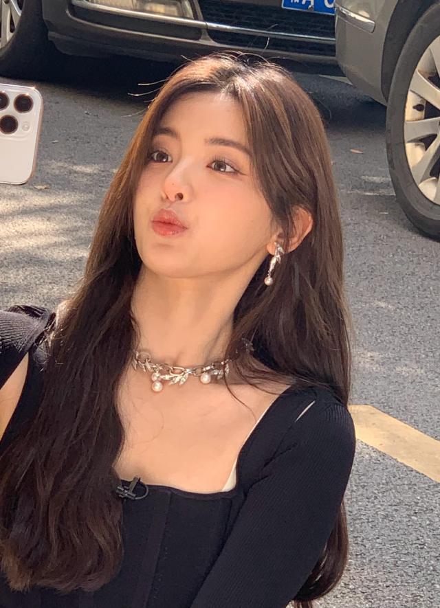 杨超越穿黑衣小秀锁骨 玩自拍嘟嘴卖萌