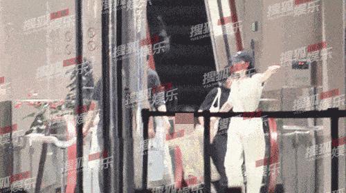 赵又廷高圆圆带女儿逛街，小孩牵爸妈的手荡秋千，身高瞩目