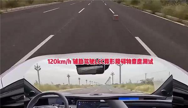 华为NCA救命！夜间高速行车突遇事故车辆：识别降速变道一气呵成