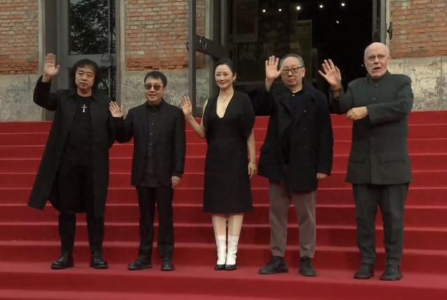 平遥红毯：周冬雨露背装太修长，朱一龙贵气，文淇像周深