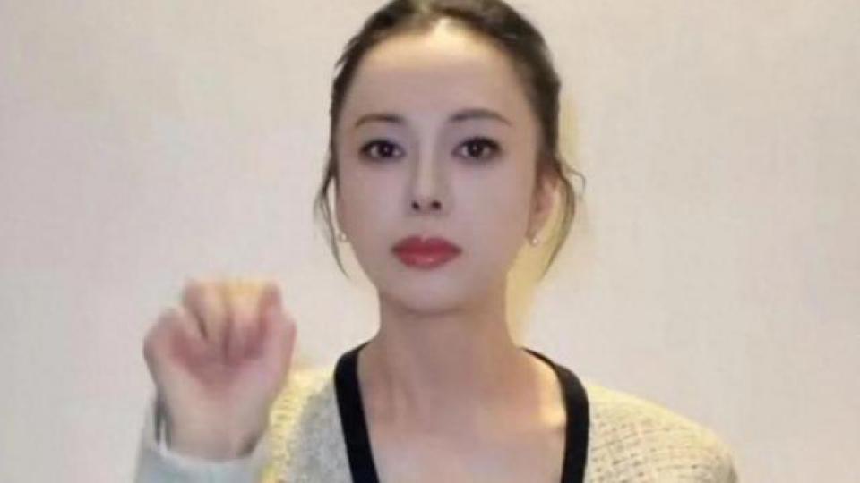 55岁黄绮珊近照撞脸吉娜，美颜滤镜开太大惹争议