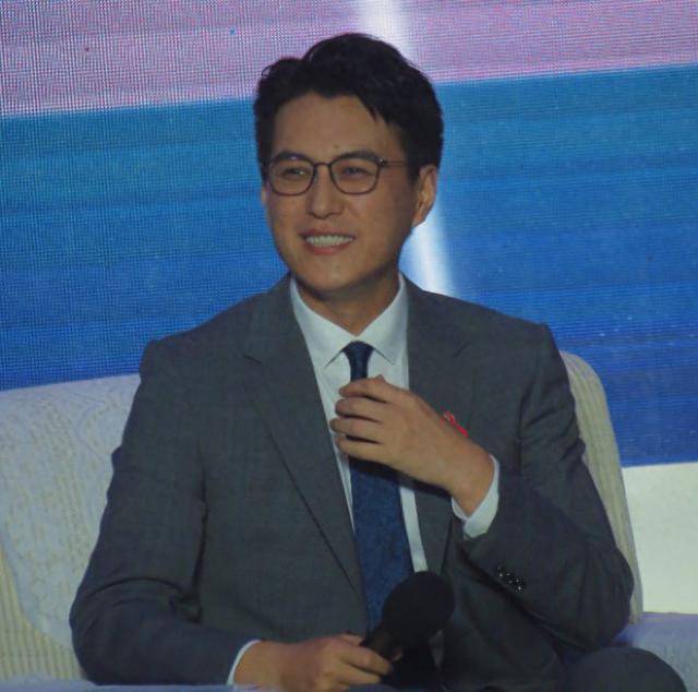 靳东热搜翻车了！进大学校园做活动，暴露知识短板被吐槽