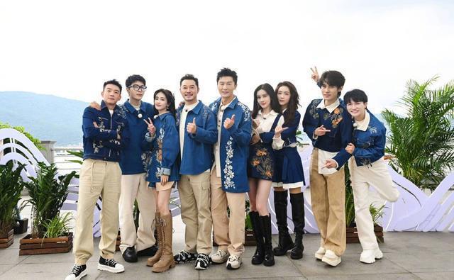 《奔跑吧》特别季开录 范丞丞白鹿张真源等成员合影