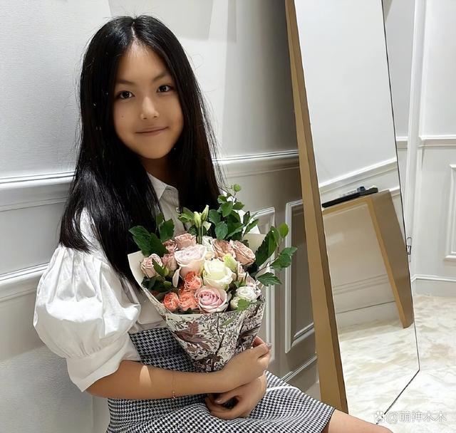 李湘王岳伦晒照为王诗龄庆生，造型价值超7万却被吐槽土气