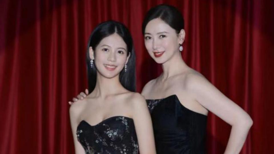 翁虹晒全家福为女儿庆生 16岁水晶长相甜美眼睛大