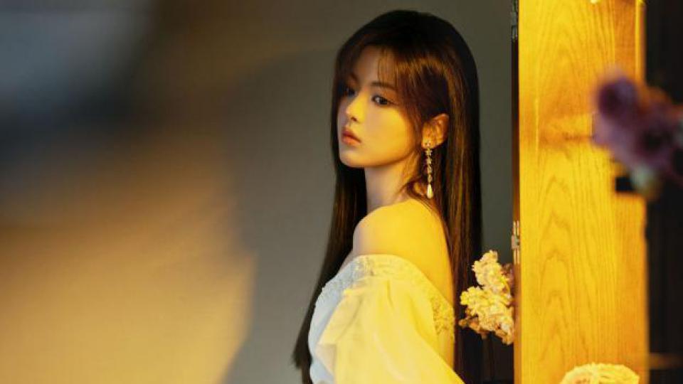 杨超越穿抹胸连衣裙拍大片 精致脸蛋好养眼