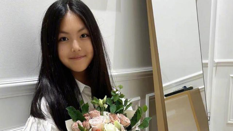 王岳伦为女儿庆生！王诗龄手捧鲜花露笑容