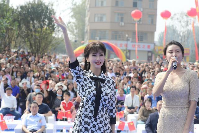 赵雅芝黑白印花连衣裙造型出席活动 69岁依然美如少女