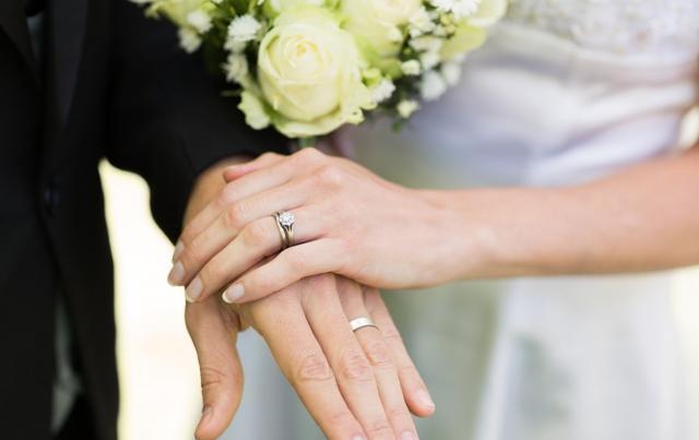 给年轻人办一场婚礼，究竟有多“暴利”？