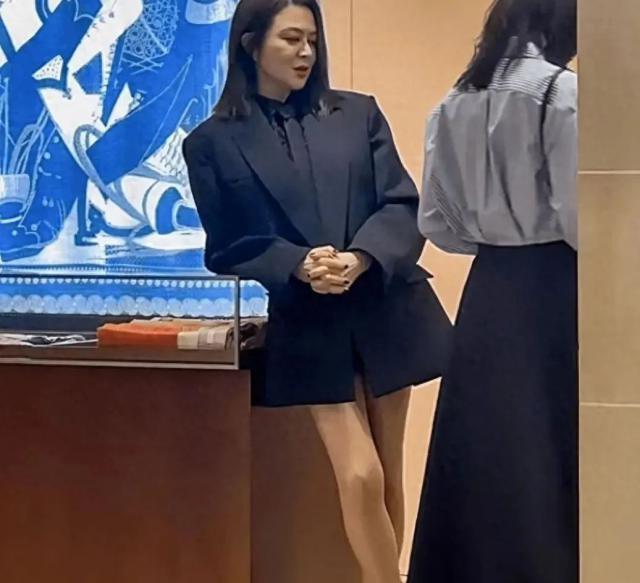 61岁关之琳和53岁李嘉欣近照，一个优雅，一个瘦到认不出