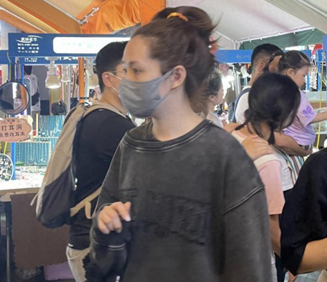 向佐夫妇武林夜市被偶遇，郭碧婷发型乱驼背体态差，女神气质全无