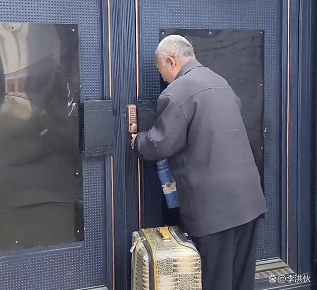 大衣哥朱之文又摊上事了！老人提行李堵门借钱，不给钱不走