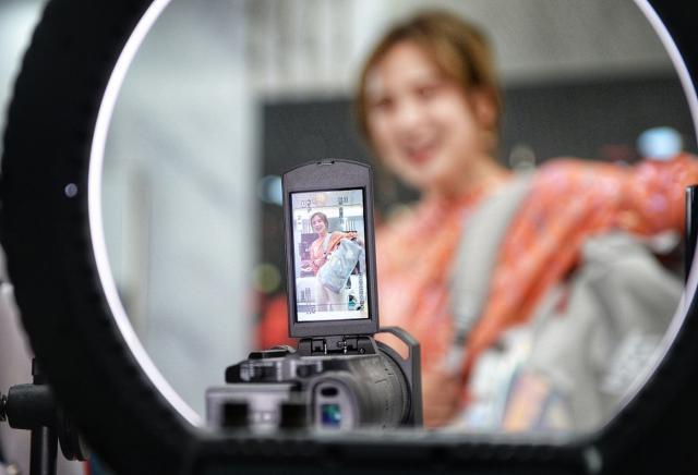 李子柒、董宇辉和俞敏洪，顶流网红盼伯乐