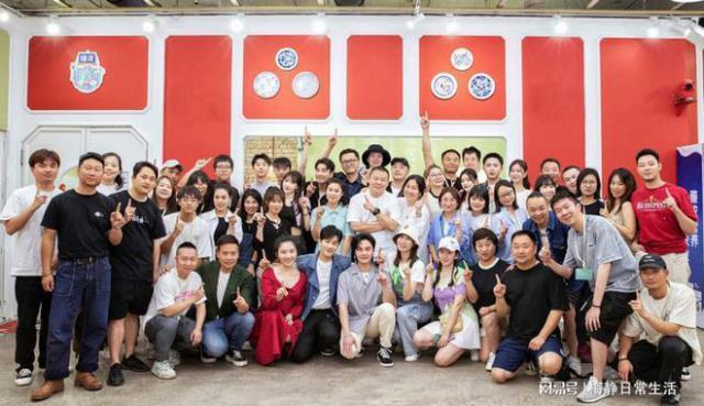 《中餐厅》明星8点起不了床惹争议，网友：看来他们不装了