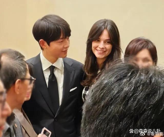 宋仲基夫妇出席妹妹婚礼，凯蒂产后首露面，身材高挑有气质