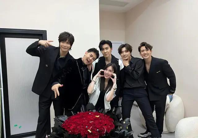 陈若仪晒照为林志颖庆生 现场巨型玫瑰花束好浪漫