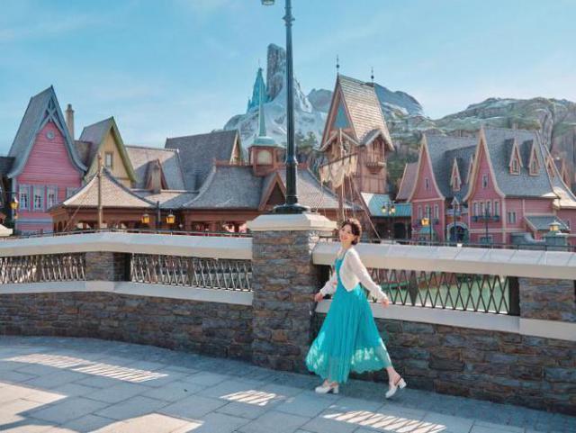 毛晓彤分享游玩美照，俏皮灵动超可爱