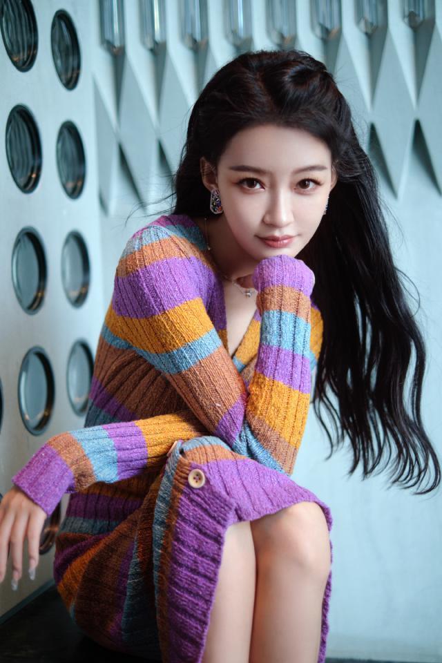 孙怡彩虹色条纹连身裙带你感受秋天里的温柔