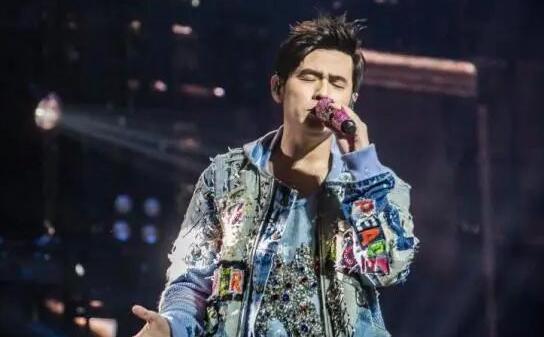 周杰伦演唱会现场，2人被行拘