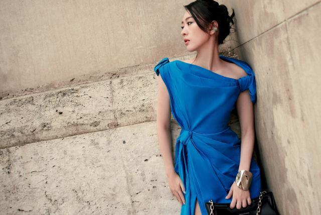 童瑶气场全开克莱因蓝色礼服描摹曼妙身姿