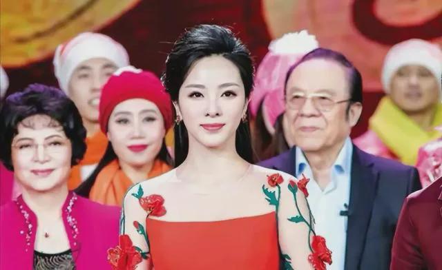 李思思央视辞职后露面：优雅大方出镜却引争议