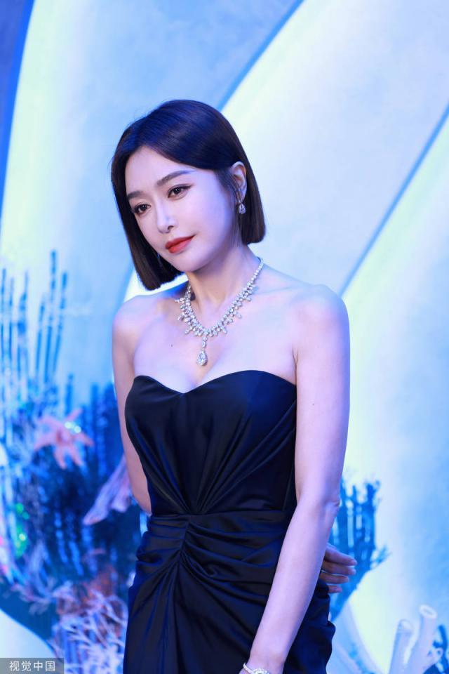 秦岚身穿黑色紧身抹胸裙 秀完美肩颈线条