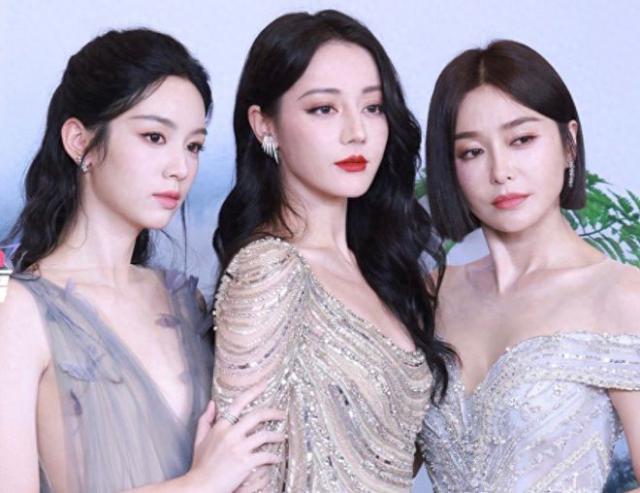 热巴生图曝光太吃亏！与秦岚贴脸合影无年龄优势